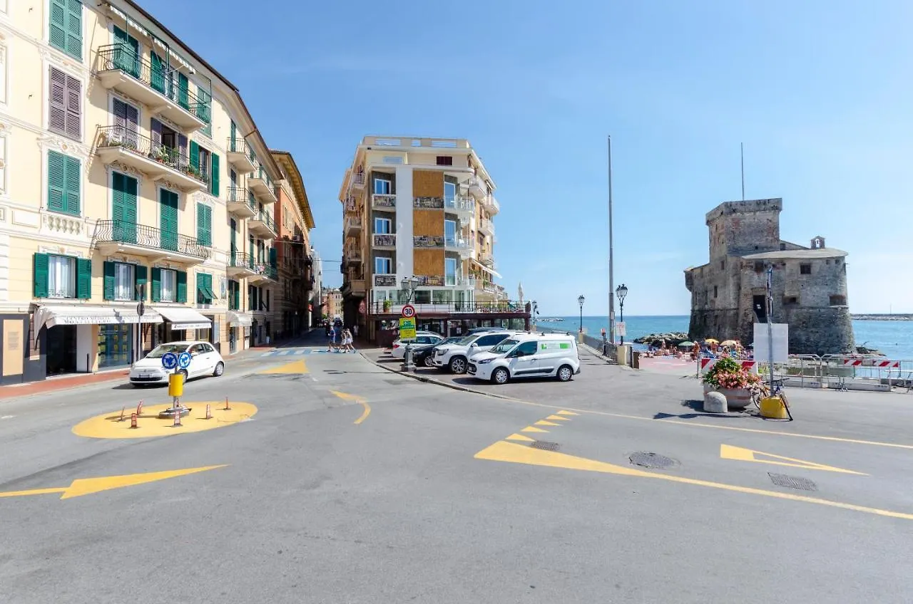 Apartment Alla Casa Rosa Al Mare, Central Seafront Stay With Free Private Garage, Air Conditionig, Wi-Fi, Ideal Choice For A Relaxing And Exciting Coastal Escape Italien