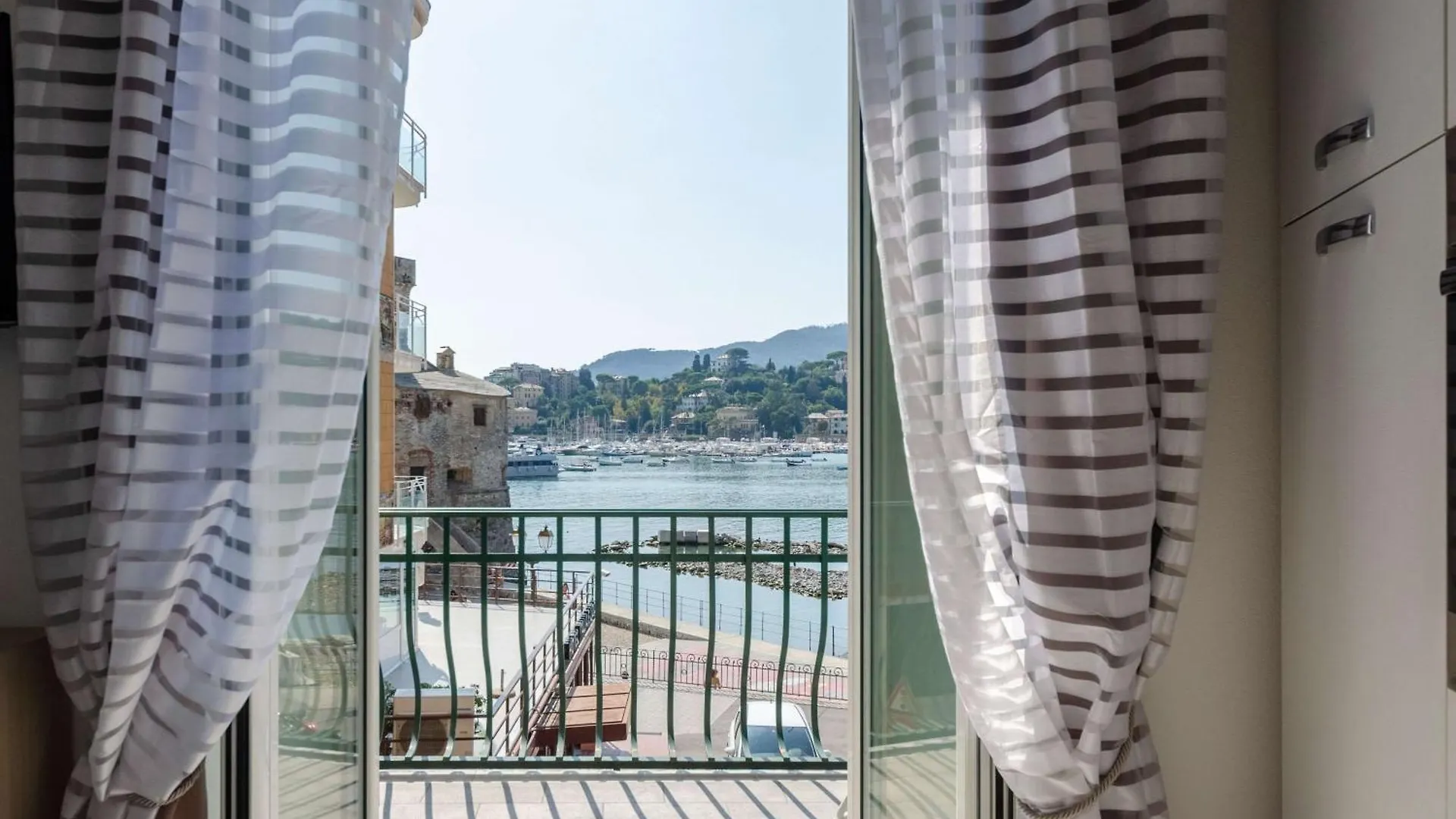 Apartment Alla Casa Rosa Al Mare, Central Seafront Stay With Free Private Garage, Air Conditionig, Wi-Fi, Ideal Choice For A Relaxing And Exciting Coastal Escape