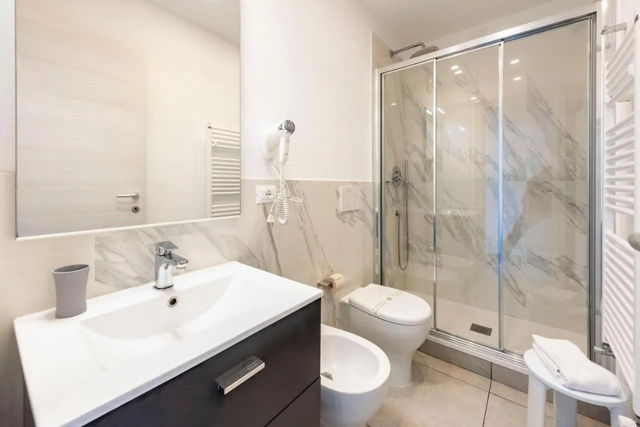 Alla Casa Rosa Al Mare, Central Seafront Stay With Free Private Garage, Air Conditionig, Wi-Fi, Ideal Choice For A Relaxing And Exciting Coastal Escape Rapallo 0*,  Italy