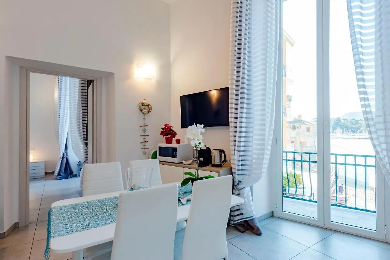 Alla Casa Rosa Al Mare, Central Seafront Stay With Free Private Garage, Air Conditionig, Wi-Fi, Ideal Choice For A Relaxing And Exciting Coastal Escape 0*, Rapallo