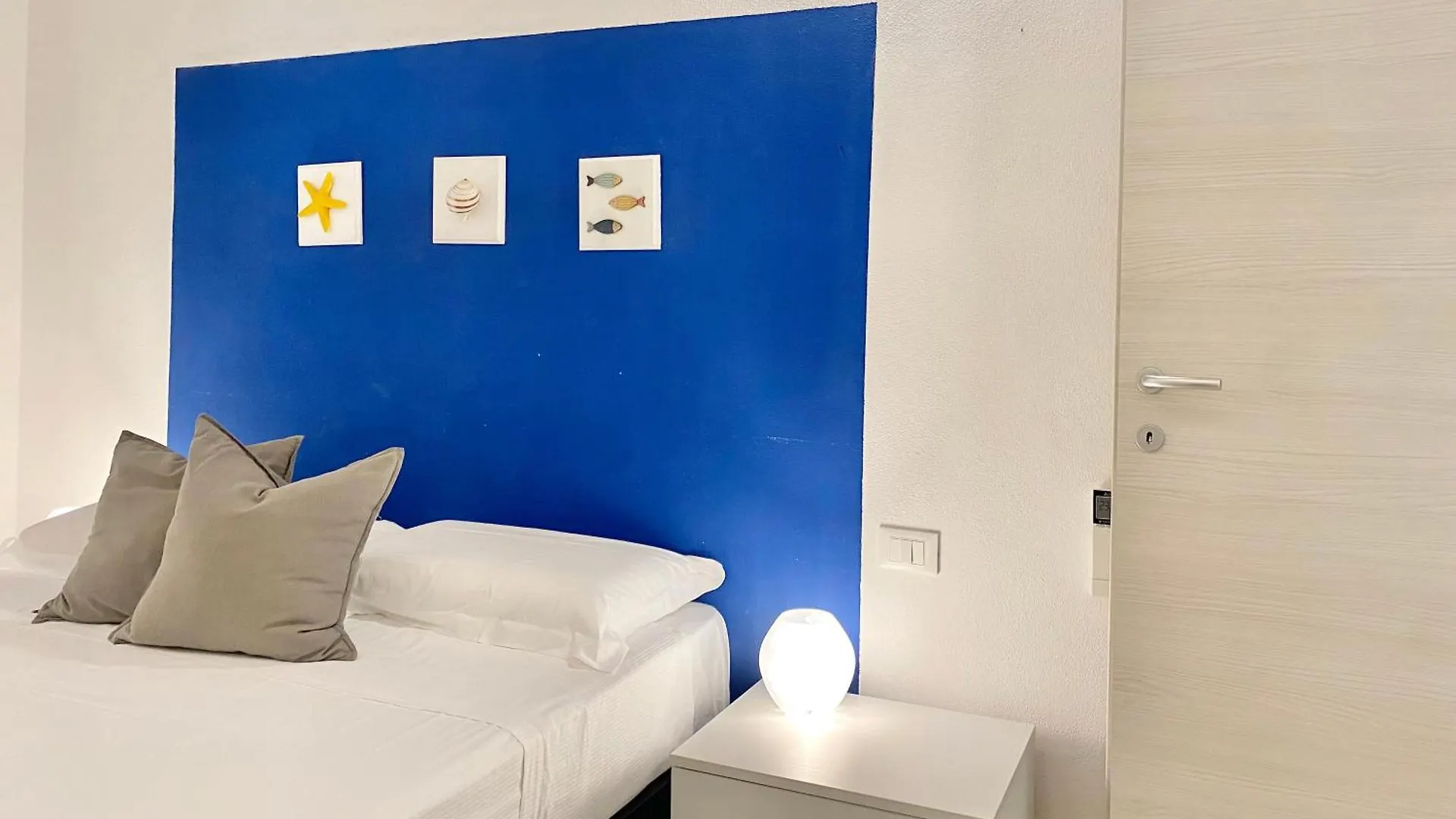Alla Casa Rosa Al Mare, Central Seafront Stay With Free Private Garage, Air Conditionig, Wi-Fi, Ideal Choice For A Relaxing And Exciting Coastal Escape Apartment