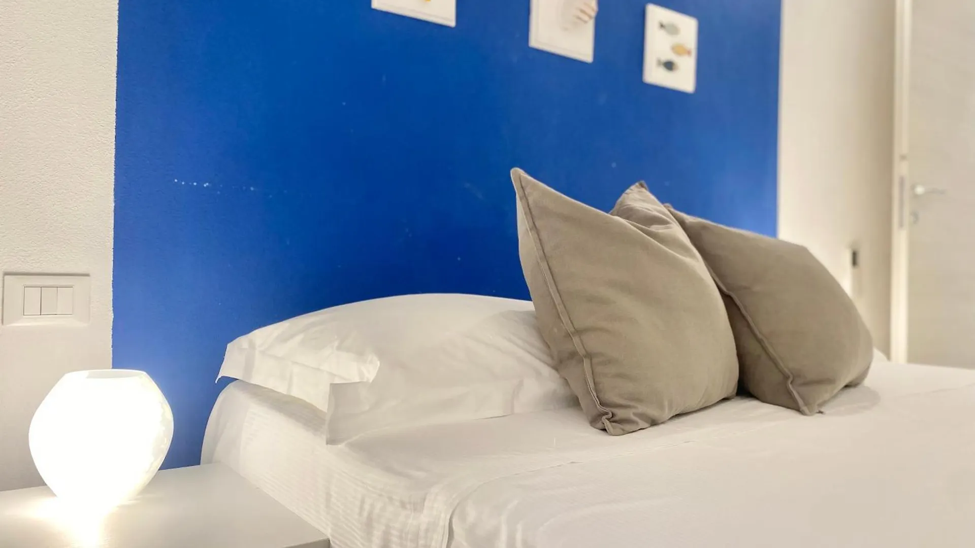 Alla Casa Rosa Al Mare, Central Seafront Stay With Free Private Garage, Air Conditionig, Wi-Fi, Ideal Choice For A Relaxing And Exciting Coastal Escape