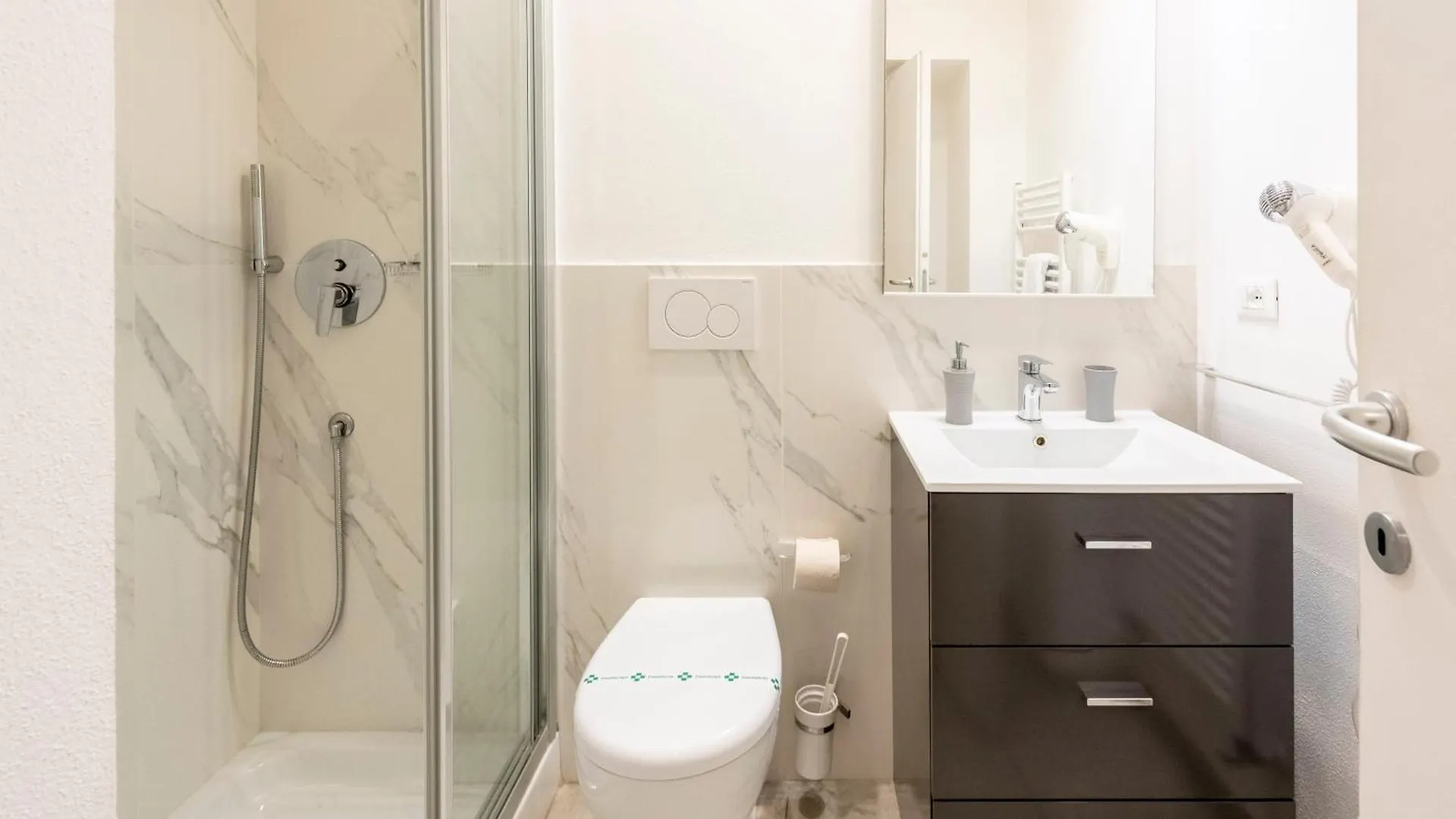 Alla Casa Rosa Al Mare, Central Seafront Stay With Free Private Garage, Air Conditionig, Wi-Fi, Ideal Choice For A Relaxing And Exciting Coastal Escape Rapallo