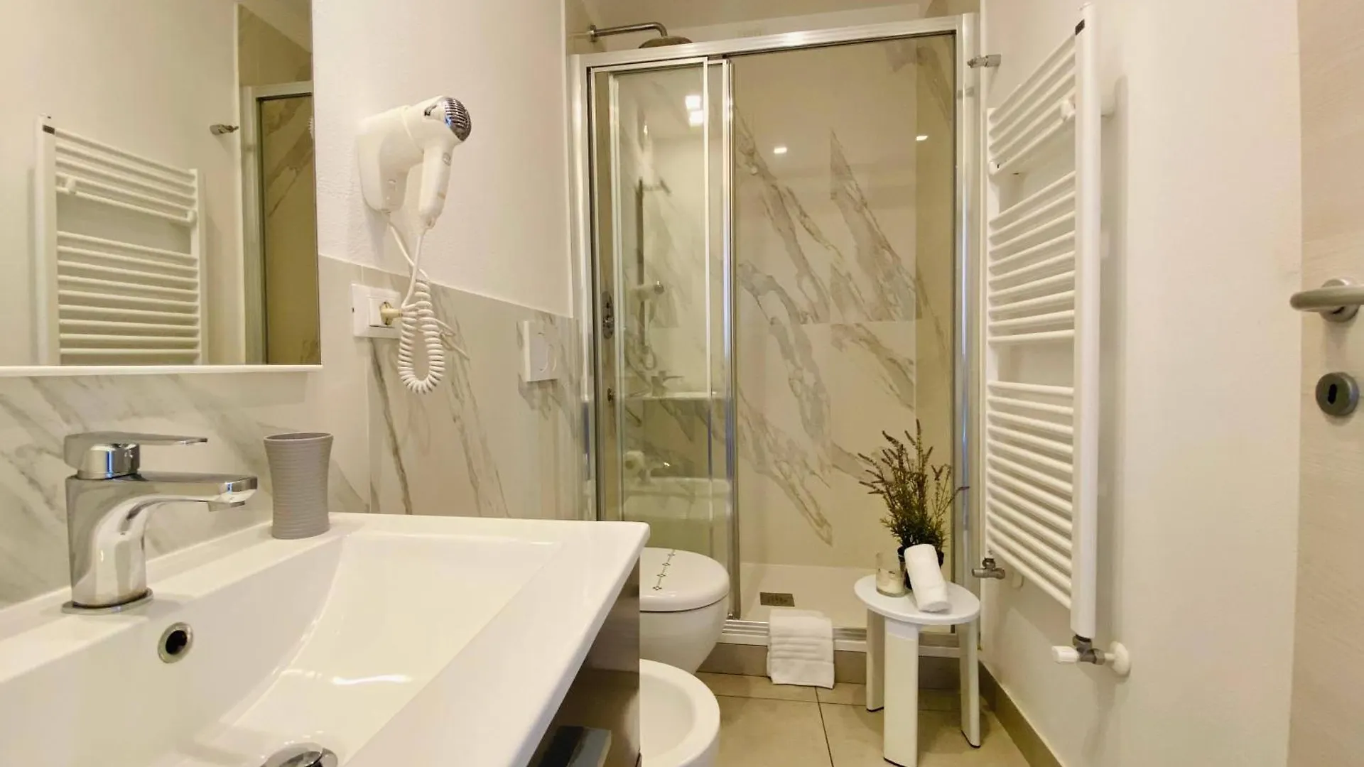 Alla Casa Rosa Al Mare, Central Seafront Stay With Free Private Garage, Air Conditionig, Wi-Fi, Ideal Choice For A Relaxing And Exciting Coastal Escape Rapallo