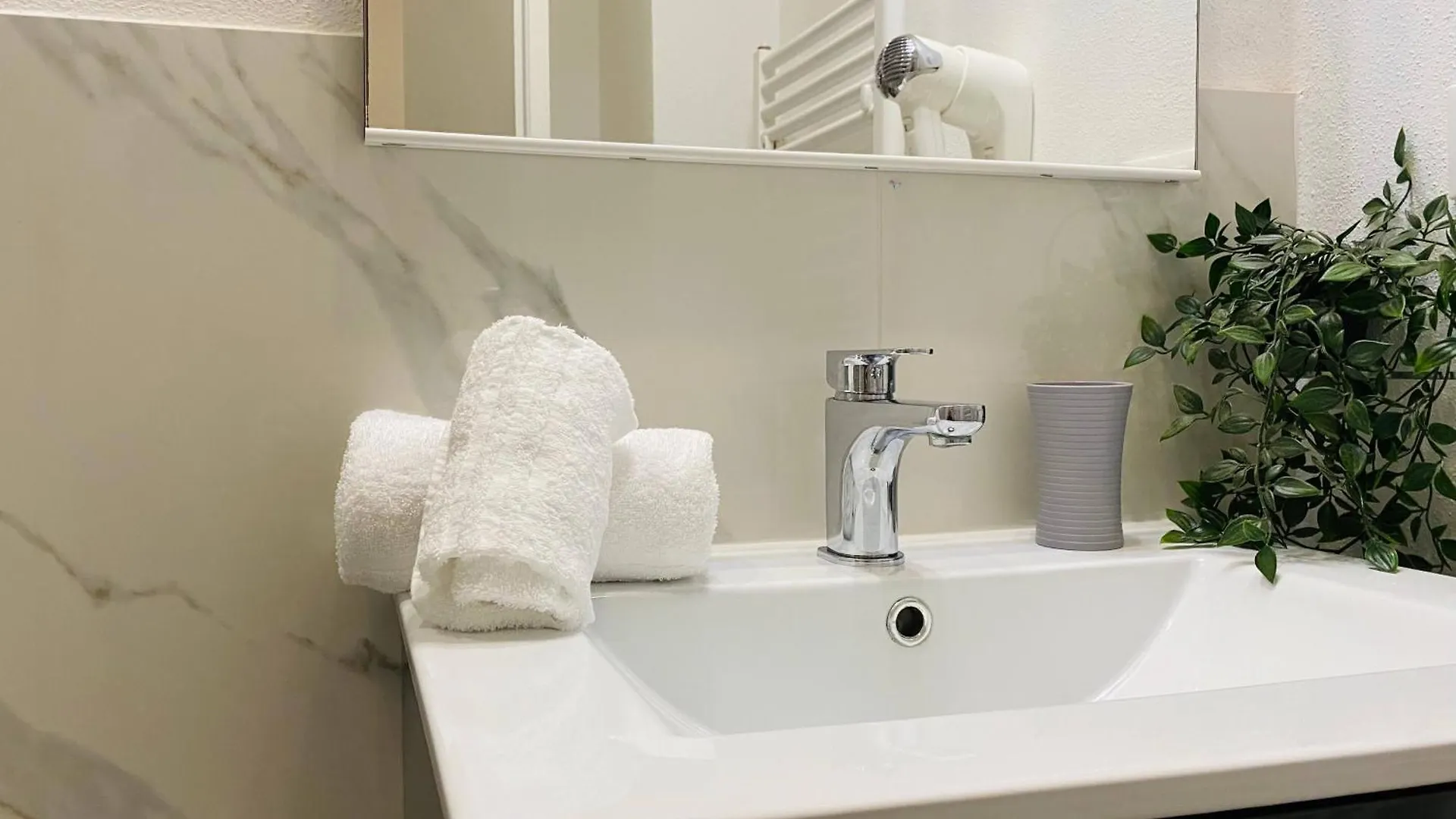 Alla Casa Rosa Al Mare, Central Seafront Stay With Free Private Garage, Air Conditionig, Wi-Fi, Ideal Choice For A Relaxing And Exciting Coastal Escape Rapallo