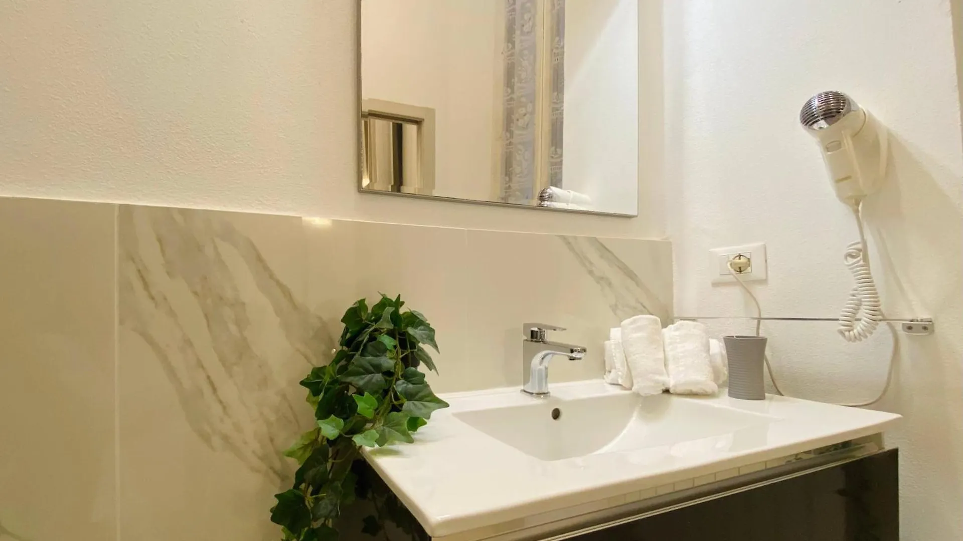 Alla Casa Rosa Al Mare, Central Seafront Stay With Free Private Garage, Air Conditionig, Wi-Fi, Ideal Choice For A Relaxing And Exciting Coastal Escape 0*, Rapallo Italien