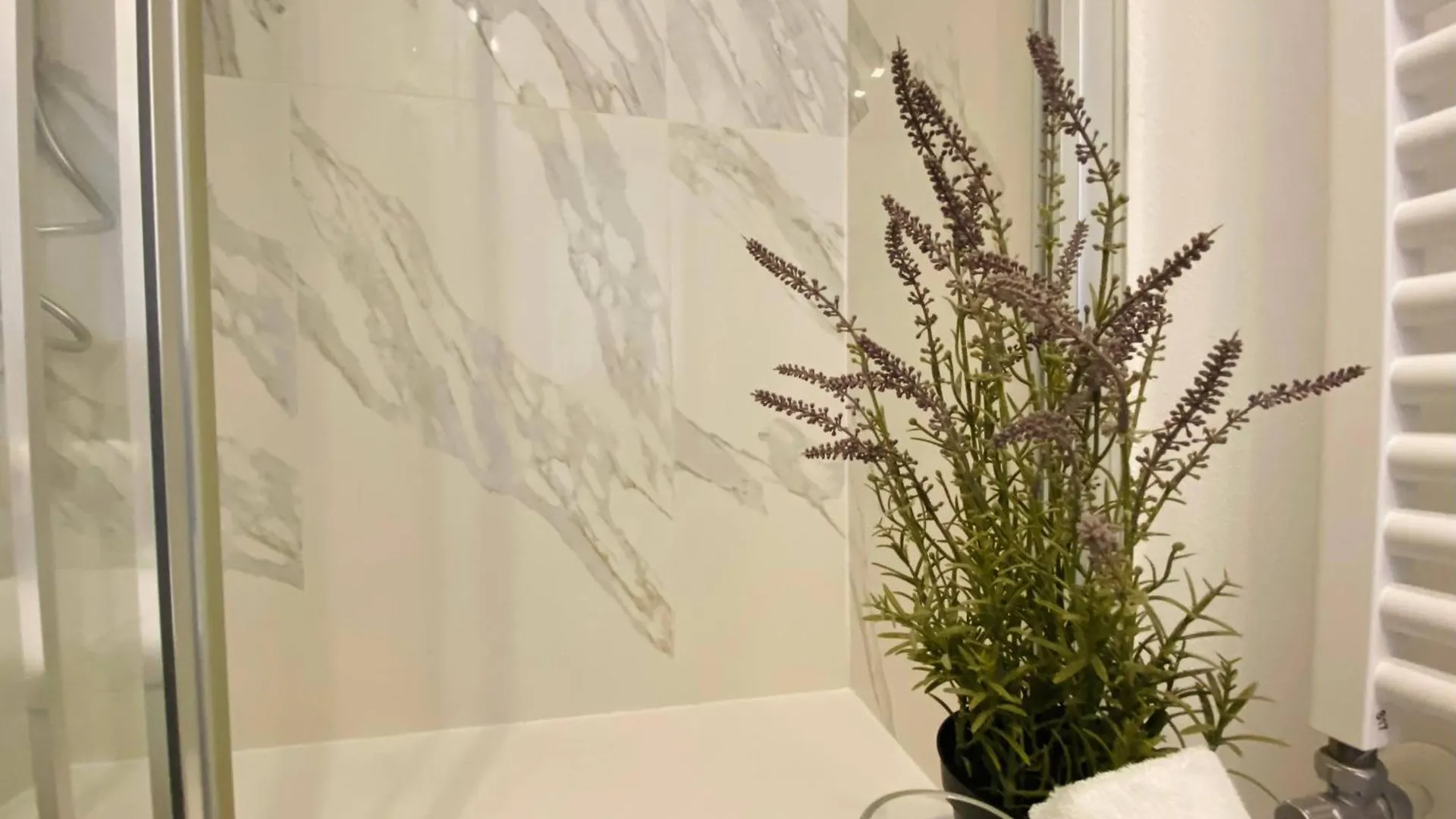 Alla Casa Rosa Al Mare, Central Seafront Stay With Free Private Garage, Air Conditionig, Wi-Fi, Ideal Choice For A Relaxing And Exciting Coastal Escape Apartment