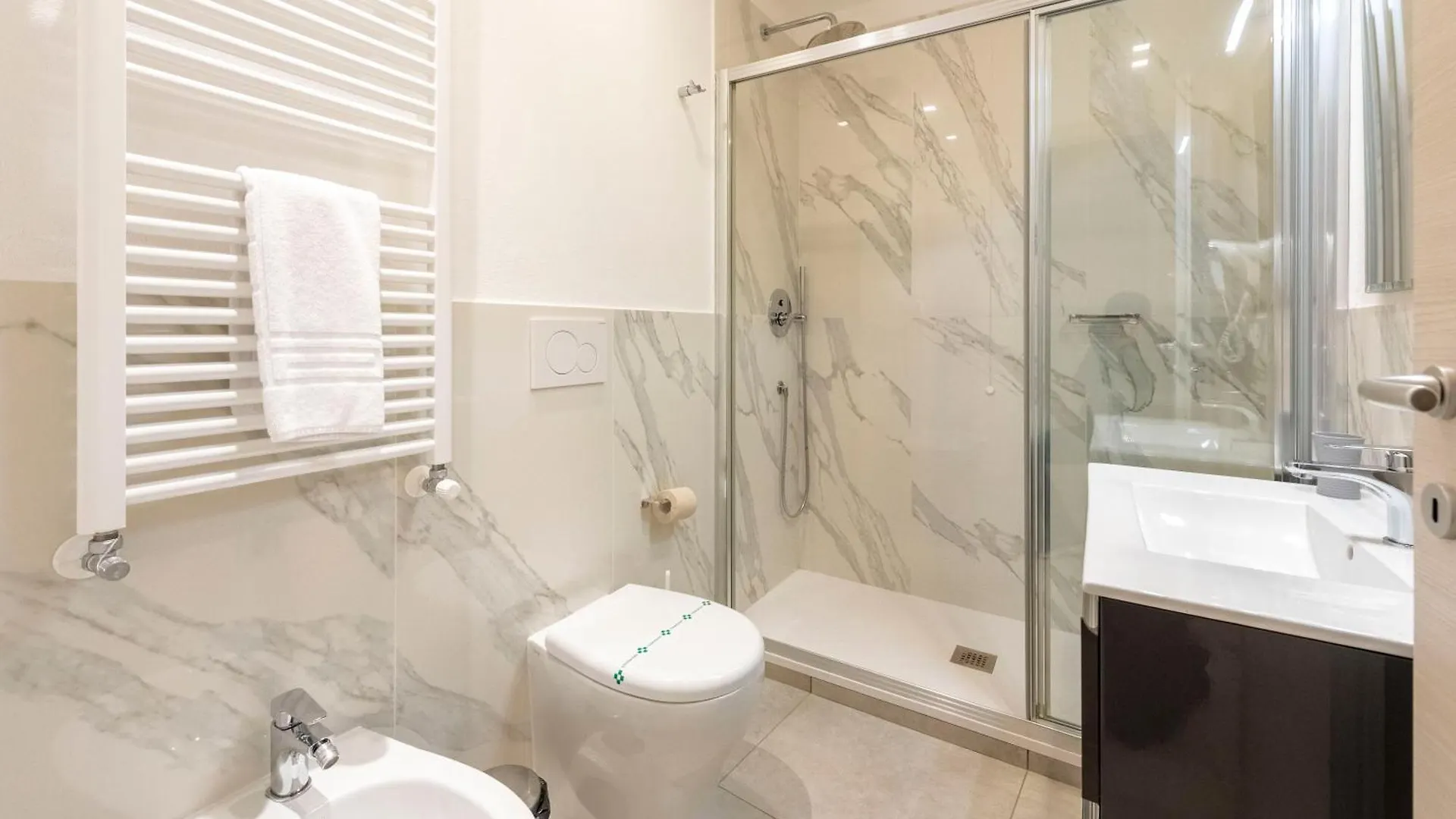 Apartment Alla Casa Rosa Al Mare, Central Seafront Stay With Free Private Garage, Air Conditionig, Wi-Fi, Ideal Choice For A Relaxing And Exciting Coastal Escape Rapallo