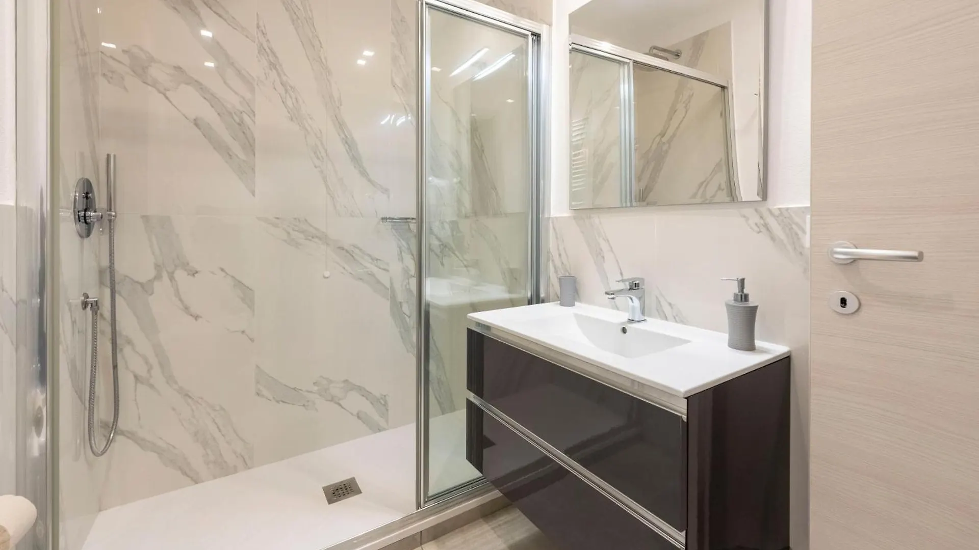 Alla Casa Rosa Al Mare, Central Seafront Stay With Free Private Garage, Air Conditionig, Wi-Fi, Ideal Choice For A Relaxing And Exciting Coastal Escape Rapallo Apartment