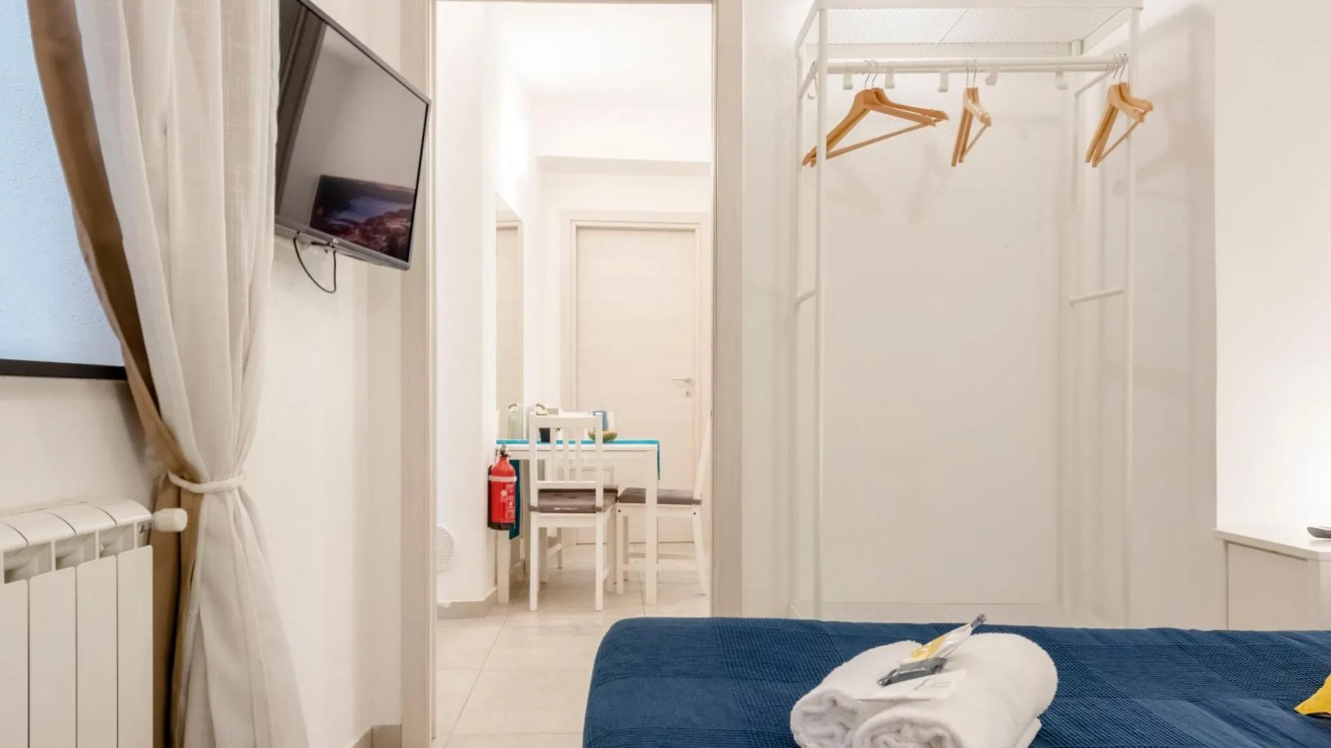 Apartment Alla Casa Rosa Al Mare, Central Seafront Stay With Free Private Garage, Air Conditionig, Wi-Fi, Ideal Choice For A Relaxing And Exciting Coastal Escape