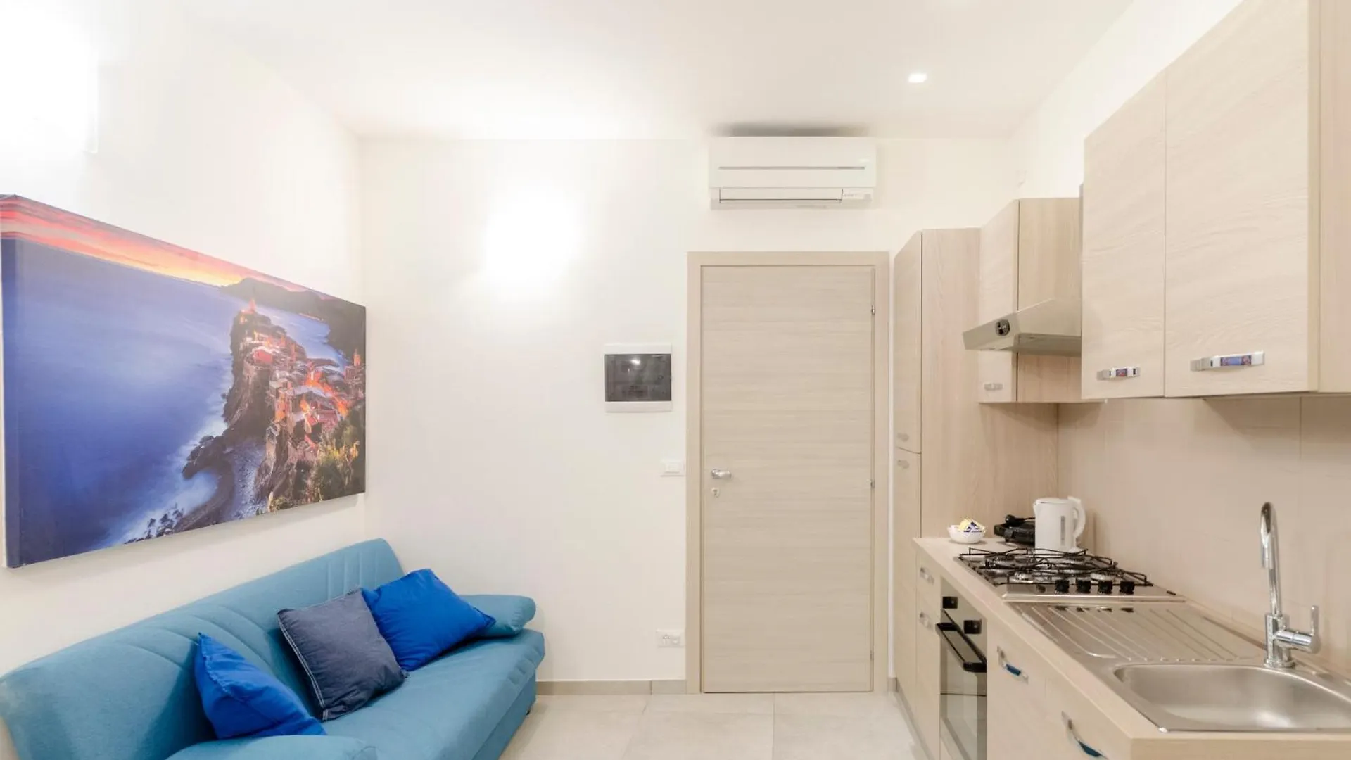 Alla Casa Rosa Al Mare, Central Seafront Stay With Free Private Garage, Air Conditionig, Wi-Fi, Ideal Choice For A Relaxing And Exciting Coastal Escape Rapallo Apartment